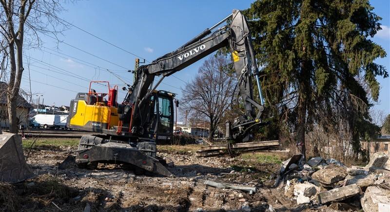 Eltűnt egy régi szégyenfolt a vasútállomás közeléből