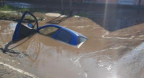 Fotókon, ahogy egy csőtörés miatt beszakadt fővárosi út elnyelt egy autót