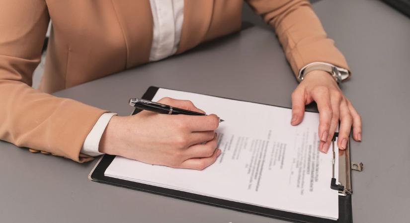 Fegyverhez kapcsolódó tanúsítványt találtak a kisvárosban