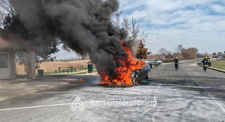 Ingatlan,autó és elszáradt növényzet lángolt hétvégén 