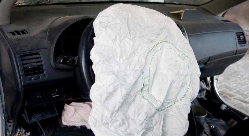 Hajszálon múlt a tragédia: a semmiből szakadt be az úttest a gyanútlan sofőr alatt, megbénult a forgalom