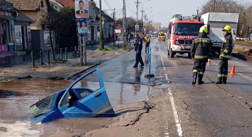 Beszakadt az úttest a XVI. kerületben, a víz elnyelt egy autót