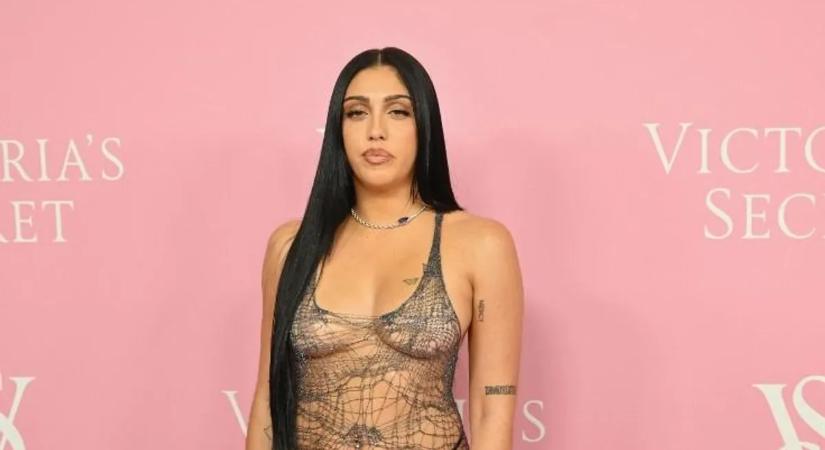 Áttetsző ruhában villantotta meg melleit Madonna lánya