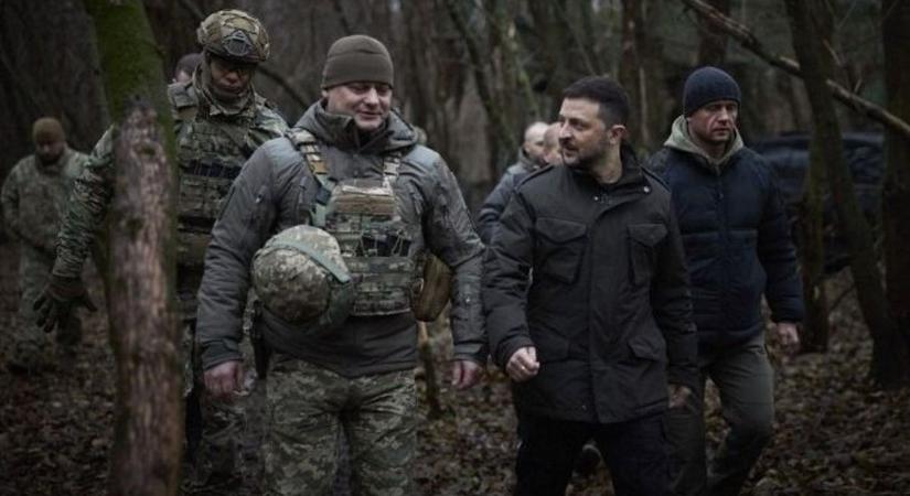 Ukrajnai kényszersorozás: videón, ahogy egy férfit kirángattak a lakásból és egy furgonba tuszkolták