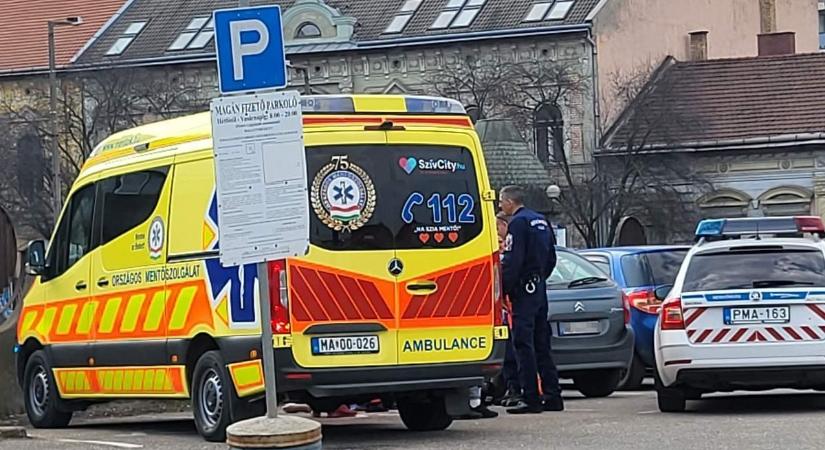 Sokan látták a tragédiát a Centrum parkolójában, elhunyt egy férfi