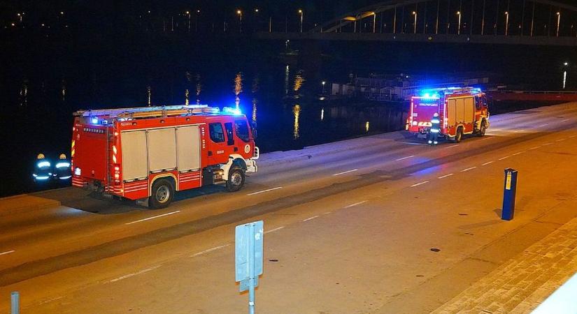 Leparkolta az autót, percekkel később már 12 tűzoltó dolgozott azon, hogy kihúzzák a Tiszából