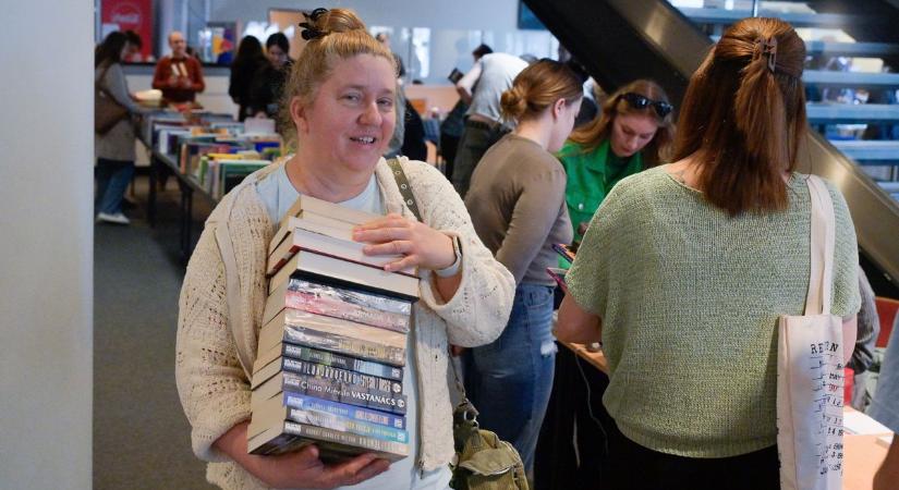 Könyvvadászat a TIK-ben: fillérekért csaphatunk le a ritkaságokra – videóval