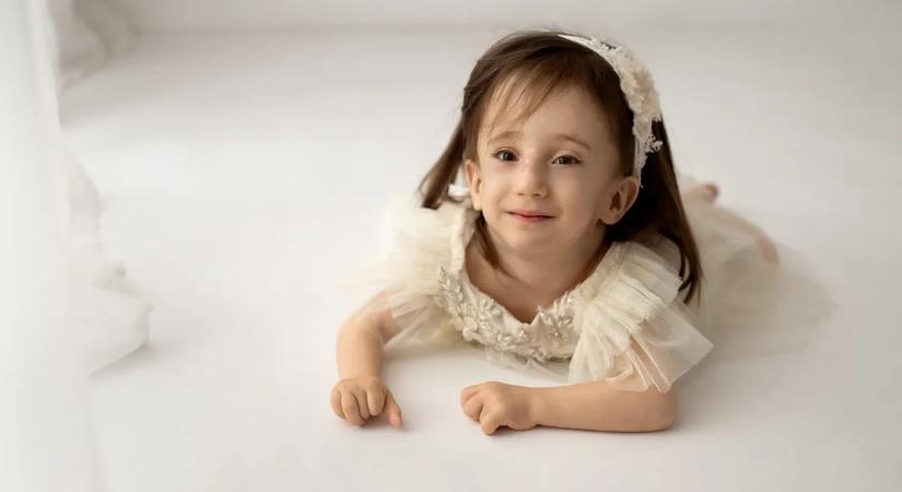 „Az életben maradásért is meg kellett küzdenie” – SMA Tomika segít a nyolcszor műtött, tündéri Emmának