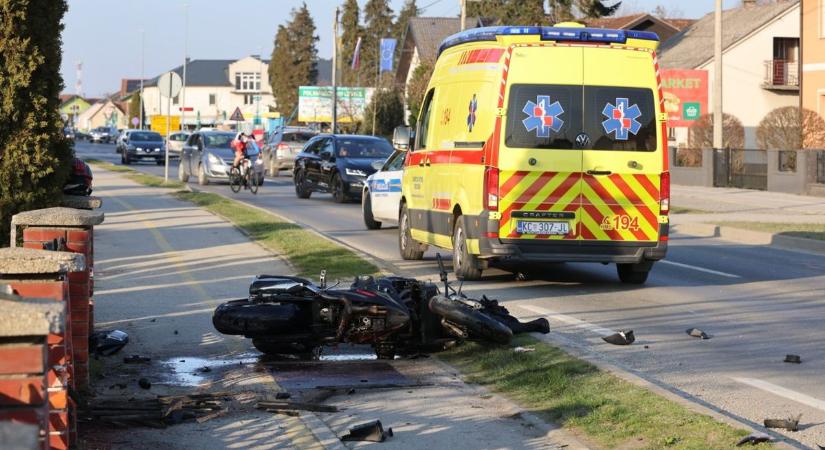 Hatalmas csattanás: elgázoltak egy motorost, aki nagy erővel egy kerítésnek csapódott