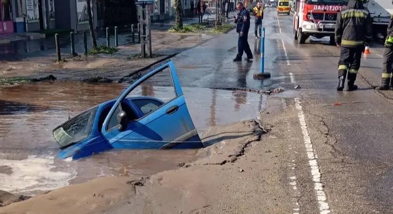 Beszakadt az út Budapesten: elnyelte a kátyú az autót!