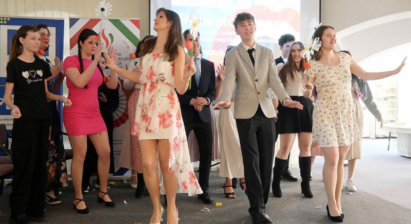 Örökzöld sanzonok szálltak a makaronok körül – fotókon mutatjuk, milyen volt az idei francia ünnep Szolnokon