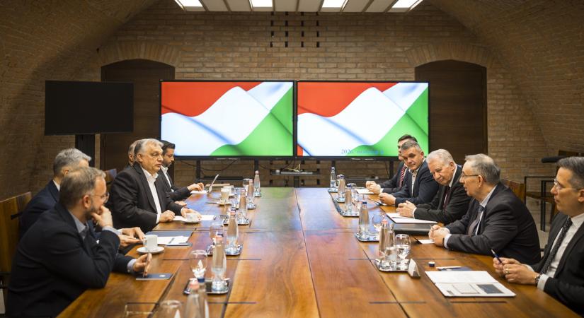 Rendkívüli egyeztetés a Karmelitában: az olajárrobbanás miatt tárgyalt Orbán Viktor a gazdákkal és fuvarozókkal