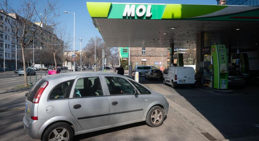 Kedden újra 20 forinttal drágul a gázolaj és 10 forinttal a benzin