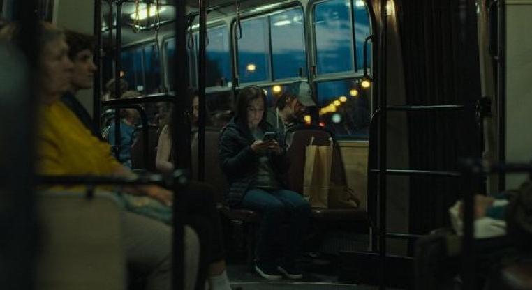 Itt érzem magam otthon: A szintetikus filmek egyik legjobbja, de akkor is csak egy szintetikus sztori (kritika)