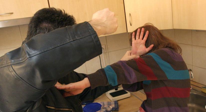 Ezt szánta nőnapra a csökölyi lovag? Addig fojtogatta feleségét, amíg a nő elájult