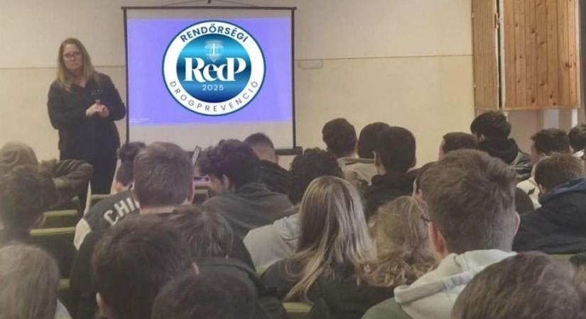 Fontos figyelmeztetést kaptak a középiskolás fiatalok