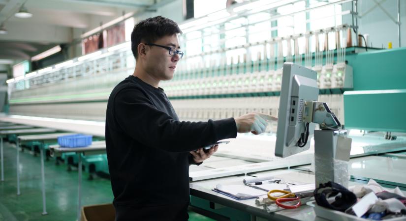 Félelmetes ütemben cseréli AI-ra az embereket az ázsiai szuperhatalom – de sikerül a nagy ugrás?