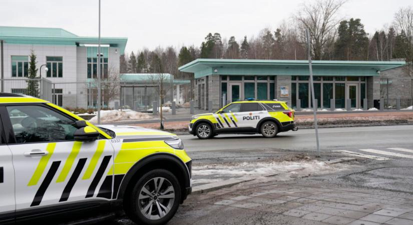 Keresnek egy gyanúsítottat az oslói amerikai nagykövetségnél elkövetett robbantás ügyében