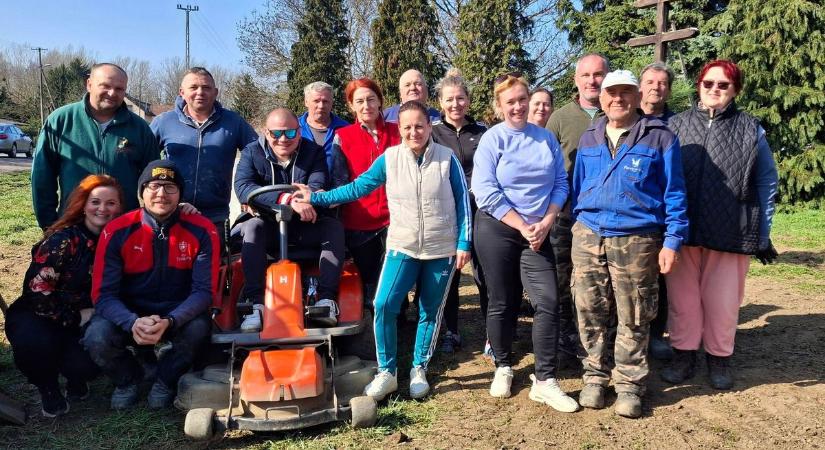 Falubeli önkéntesek szépítik Kisfalud környezetét, sokan támogatják a csapatot - fotók