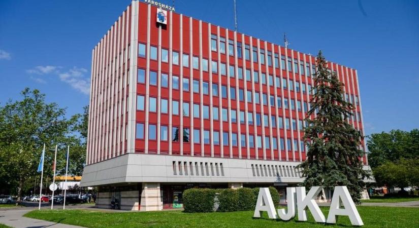 Baj van Ajka levegőjével, hiába a nyárias tavasz, ezt most nem jó belélegezni