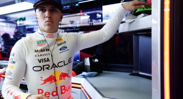 Emeli a kalapját Hadjar előtt a Red Bull