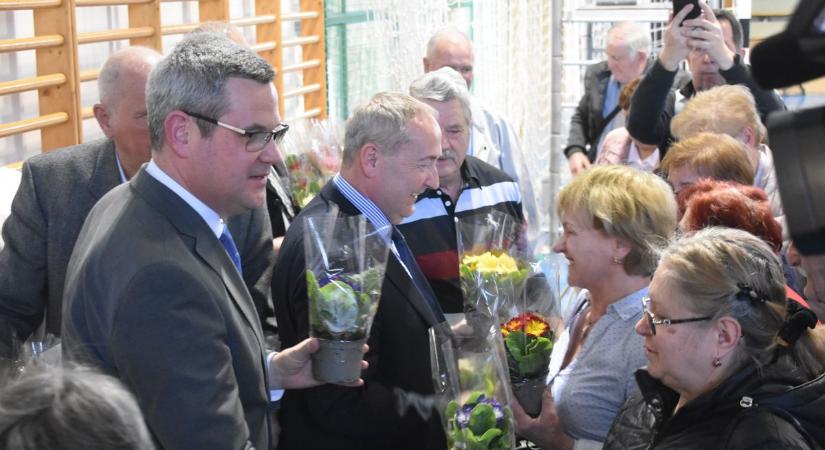 Nőnapi ünnepséget tartottak a pápai nyugdíjasok