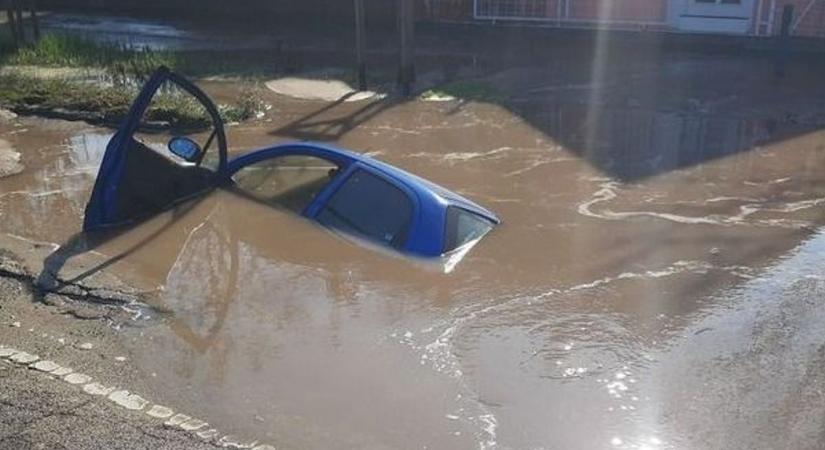 Elnyelte az úttest az autót, mutatjuk az okát