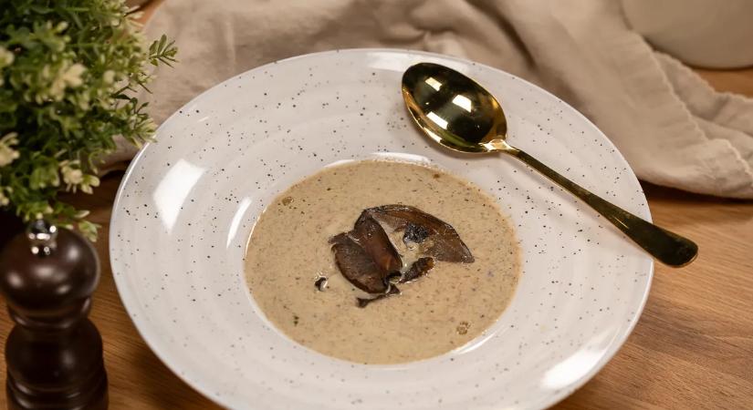 Gombakrémleves kis csavarral: nyírfaporral ízesítettük, te megkóstolnád?