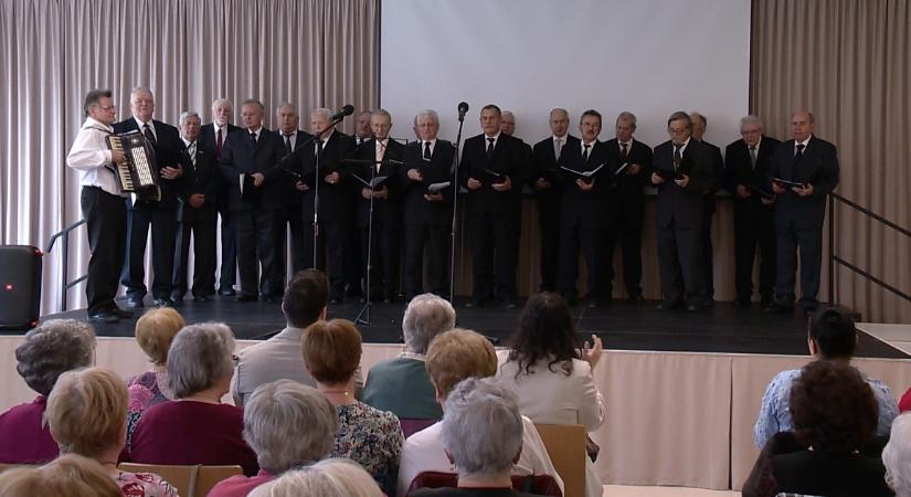 Énekkel köszöntötték hölgytársaikat a debreceni nyugdíjas férfiak nőnap alkalmából