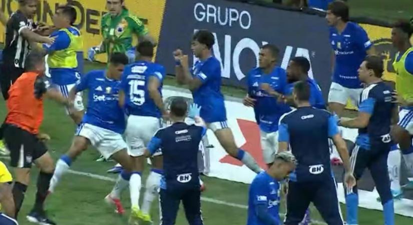 Tömegverekedés tört ki a futballmeccsen, 23 piros lapot osztott ki a játékvezető