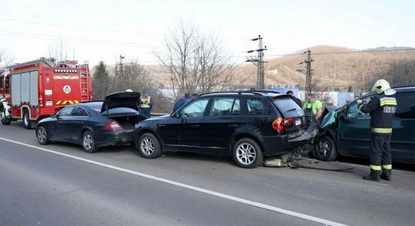 Óriási csattanás egy forgalmas kereszteződésnél a Tescónál, mindenki odanézett – videó