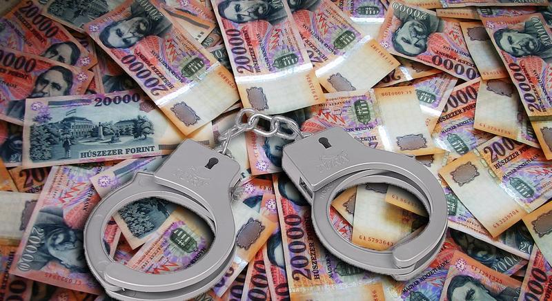 Saját számlájára utaltatta cége bevételeit