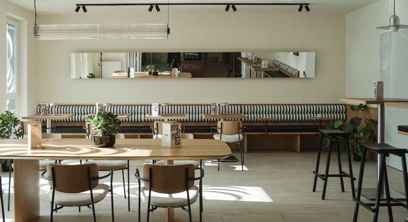 Filmeseknek készült kávézó Fóton