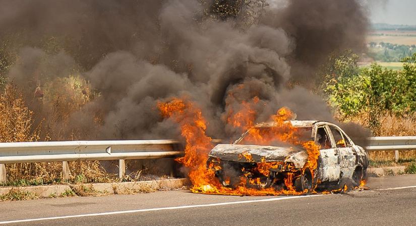 Lángok csaptak fel egy autóban, a forgalom csak egy sávon halad a 62-es főúton