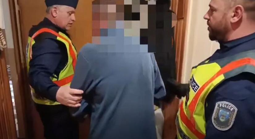Évek óta bántalmazta idős édesanyját – Elfogták a várpalotai férfit ( videó)
