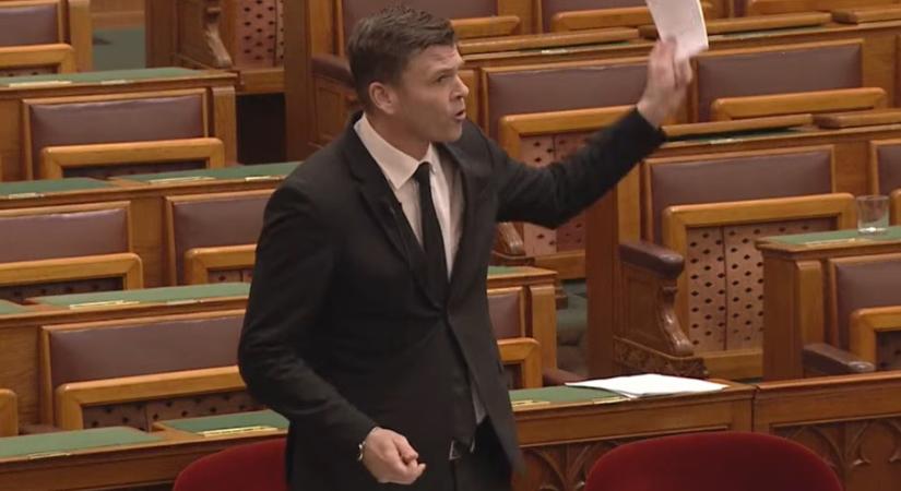 A parlamenti karzaton lévő fiatalokat próbálta megszólítani a rezsicsökkentésről szónokoló államtitkár, de a fiatalok távoztak a beszéde közben