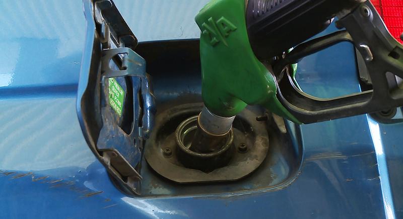 A benzin és a gázolaj esetében is védett árat vezet be a kormány