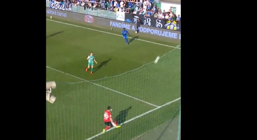 Egy harmadik emeleti erkélyre bikázta a hazaadást a focikapus