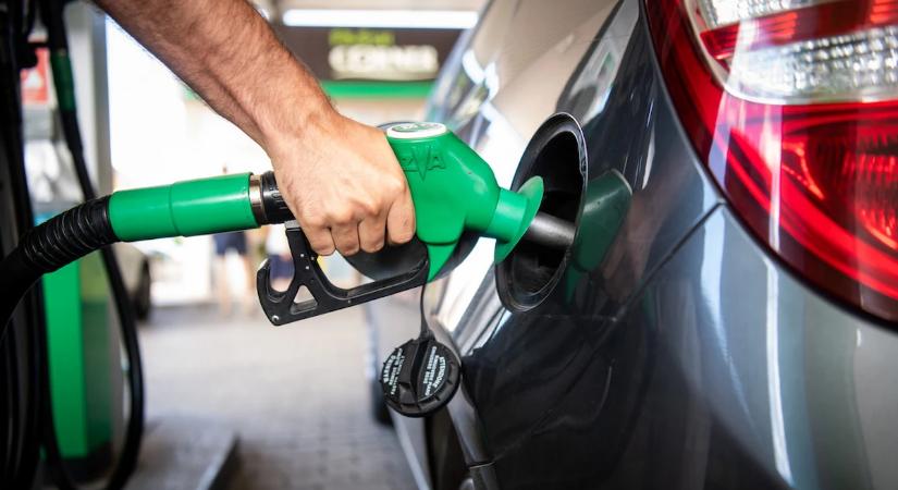 Orbán Viktor közölte: Védett árat vezet be a kormány a benzinre és a gázolajra