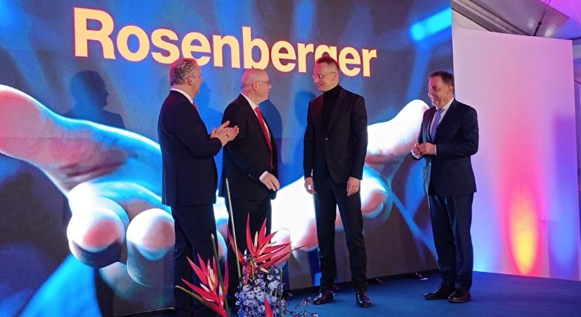 Kétszáz új munkahely és technológiai bravúr: elképesztő fejlesztést jelentett be Szijjártó Péter a Rosenbergnél