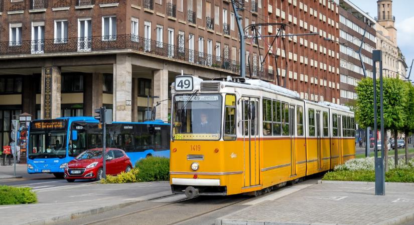 Idős asszonyt gázolt a villamos Budapesten, több járműszámot is érint a fennakadás