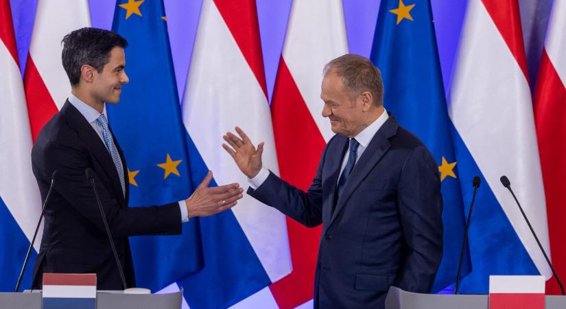 Donald Tusk szerint Zelenszkij túl messzire ment a legutóbbi kijelentésével, de az ukrán-magyar feszültség fő oka Orbán nyíltan Putyin-párti politikája