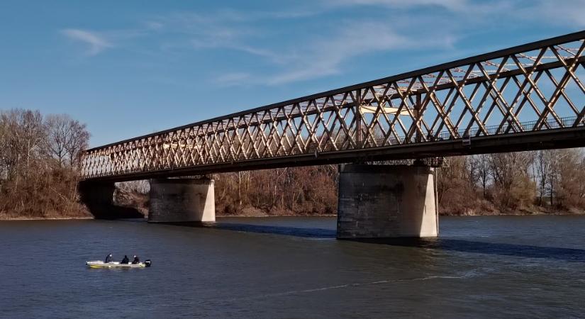 A Tiszába akarja vetni magát egy férfi