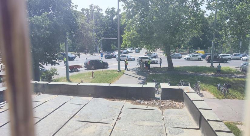 Útlezárás a Temesvári körúton: mentő vitte el az elgázolt kerékpárost