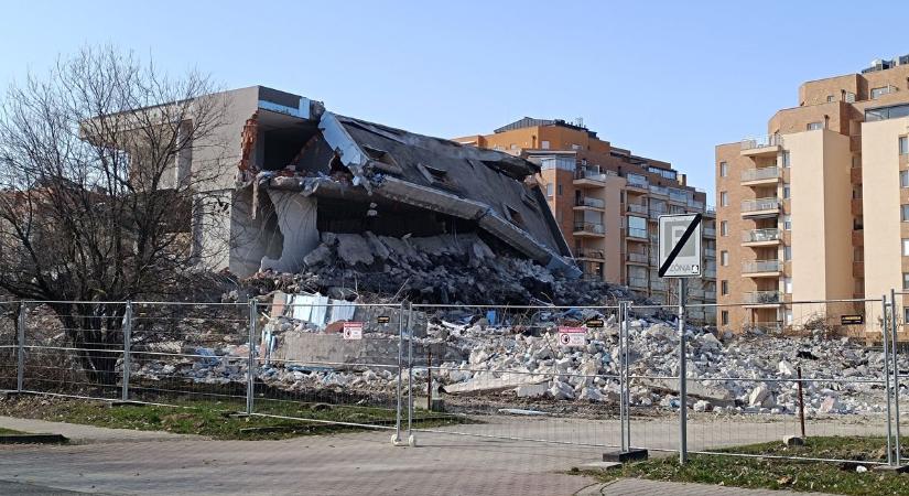 A folyamat megállíthatatlan? Már molinón hirdetik az új lakóparkot a most lebontott szabadifürdői ingatlan helyén