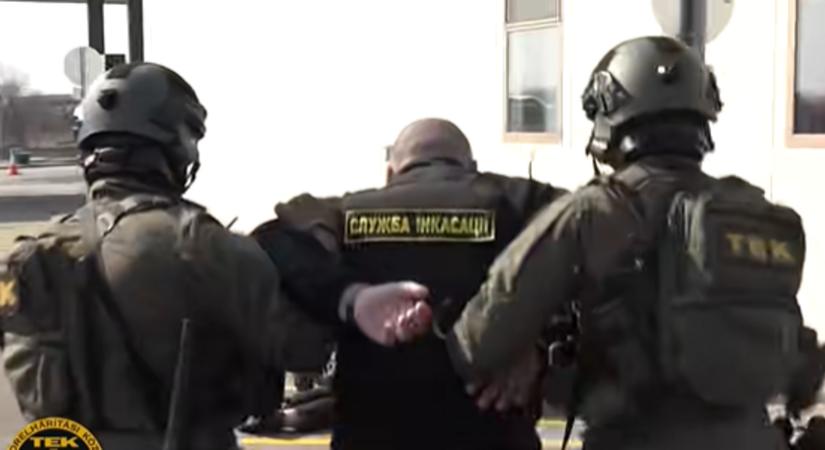 Az ukrán külügyminisztérium szerint 28 órán keresztül tartották bilincsben a pénzszállítókat
