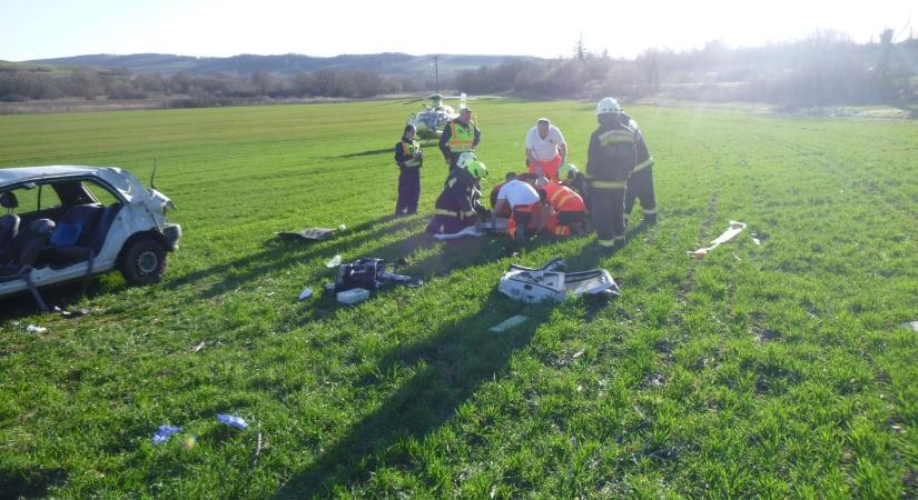 Súlyos a helyzet: a sofőrt feszítővágóval szabadították ki, a helyszínre mentőhelikoptert riasztottak