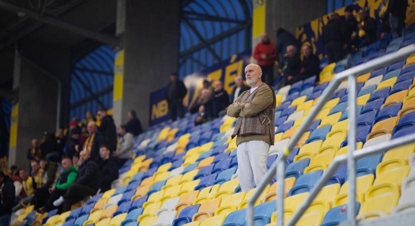 Egyedül szurkolt a szektorukban, majd üzent az ultráknak a tulajdonos