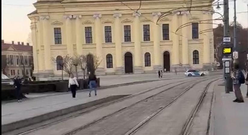 Rendőrautó vágott keresztül Debrecen főterén - ezért siettek - videóval