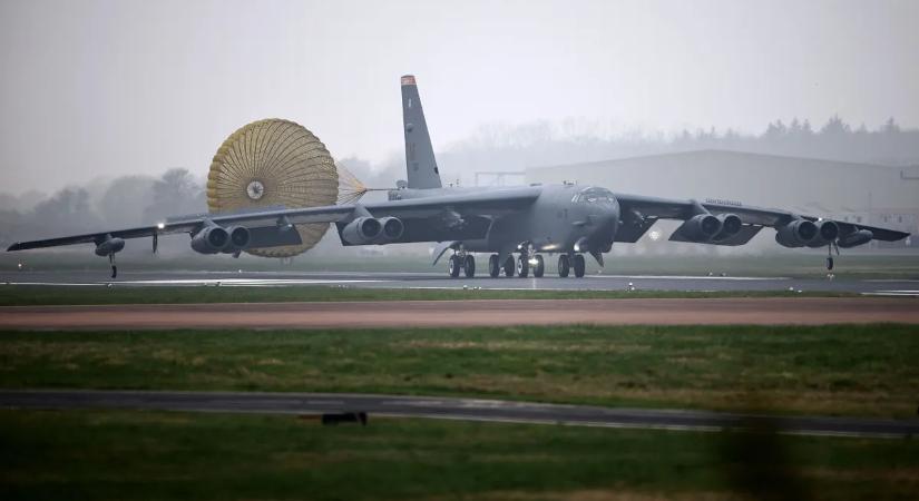 Pusztító B-52-es bombázók szálltak le a briteknél, Trump nagy csapást ígér Irán ellen